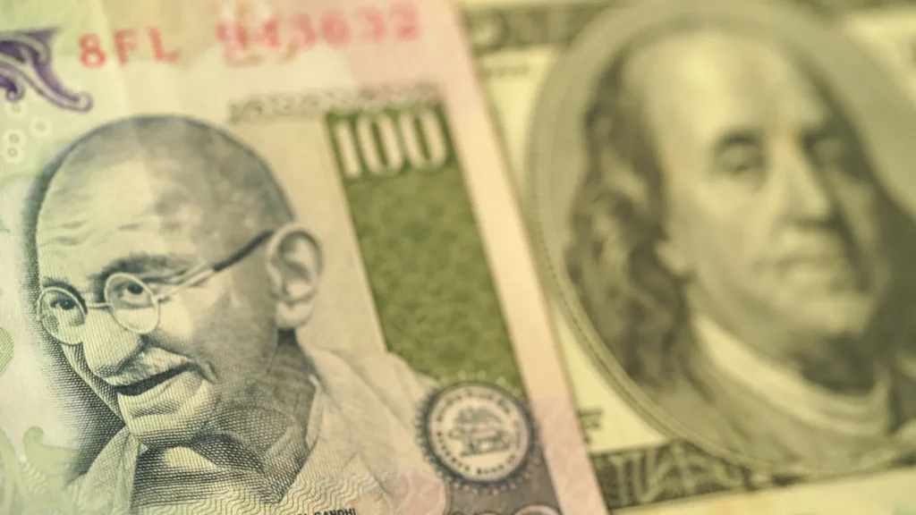 Rupee có thể tiếp tục giảm trong thời gian tới